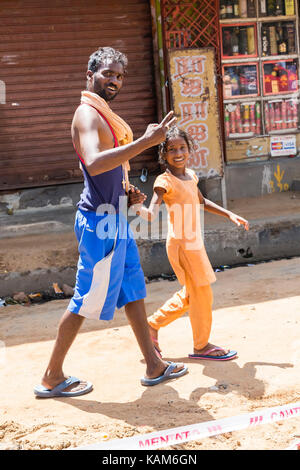 Pondicherry, PUDUCHERY, India - 28 agosto 2017. Unidentified cristiani cattolici, hinduists persone, con abito arancione, pellegrini a piedi da chennai a Foto Stock