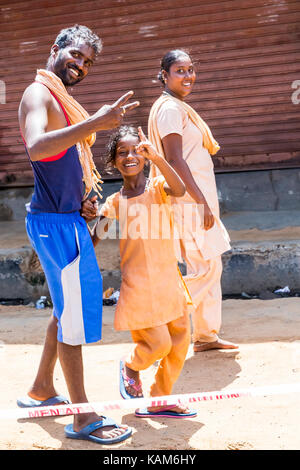 Pondicherry, PUDUCHERY, India - 28 agosto 2017. Unidentified cristiani cattolici, hinduists persone, con abito arancione, pellegrini a piedi da chennai a Foto Stock