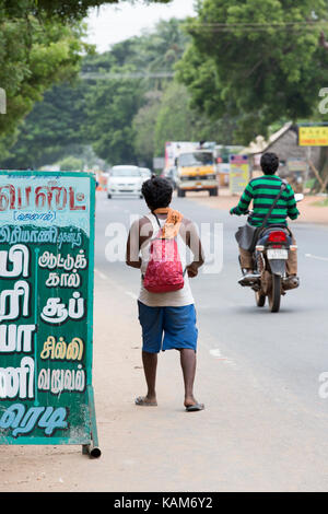 Pondicherry, PUDUCHERY, India - 28 agosto 2017. Unidentified cristiani cattolici, hinduists persone, con abito arancione, pellegrini a piedi da chennai a Foto Stock