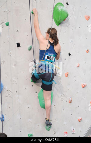 Lucie Jarrige di Francia compete nella Women RP3 Paraclimbing Cup alla International Federation of Sport Climbing (IFSC) World Cup 2017 a Edimburgo I. Foto Stock