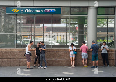 27.07.2017, Singapore, Repubblica di Singapore, in Asia - si vedono persone davanti alla stazione MRT di Chinatown. Foto Stock