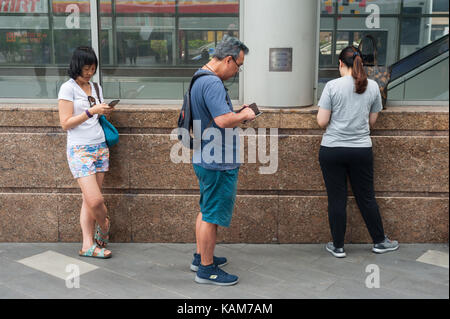 27.07.2017, Singapore, Repubblica di Singapore, in Asia - si vedono persone davanti alla stazione MRT di Chinatown. Foto Stock