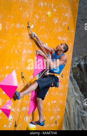 Kai Lightner degli Stati Uniti sale nelle semifinali di testa alla Coppa del mondo Internazionale di Sport Climbing (IFSC) 2017 all'Edinburgh Internat Foto Stock