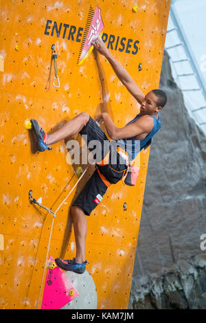 Kai Lightner degli USA si arrampica nel condurre le semifinali presso la federazione internazionale di arrampicata sportiva (IFSC) World Cup 2017 a Edimburgo Foto Stock