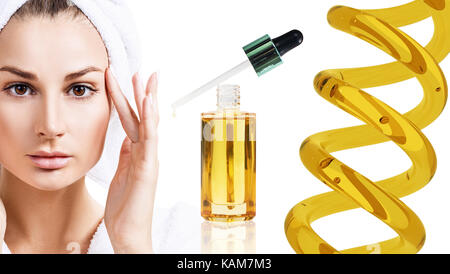 Olio cosmetico applicando sulla faccia della giovane donna. Foto Stock