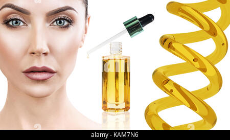 Olio cosmetico applicando sulla faccia della giovane donna. Foto Stock