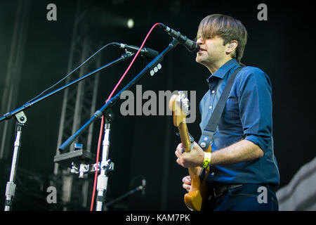 La American alternative rock band Death Cab For Cutie esegue un concerto dal vivo presso il norvegese music festival Bergenfest 2015 a Bergen. Qui il cantante e musicista Ben Gibbard è raffigurato dal vivo sul palco. Norvegia, 14/06 2015. Foto Stock