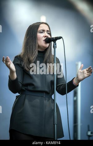 Il cantante, cantautore e musicista norvegese Emilie Nicolas è considerato uno dei più promettenti nuovi atti in Norvegia ed è qui raffigurato in concerto dal vivo al festival musicale norvegese Øyafestivalen 2015. Norvegia, 15/08 2015. Foto Stock