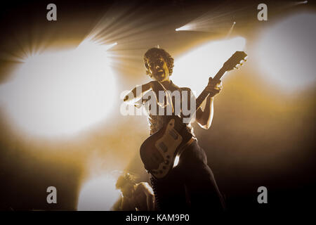L'inglese punk band Fat White Family esegue un concerto dal vivo a Parkteatret in Oslo. Qui la cantante Lias Saoudi è visto dal vivo sul palco. Norvegia, 26/05 2016. Foto Stock