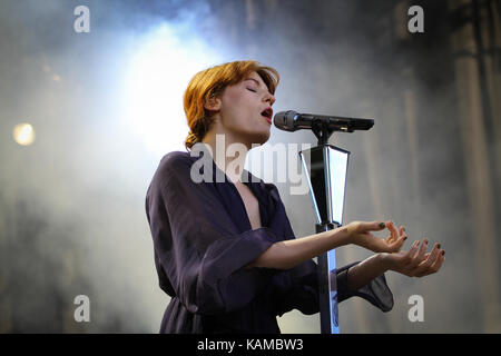 La band indie rock inglese Florence and the Machine si esibisce in un concerto dal vivo al festival musicale norvegese Øyafestivalen 2012. Qui il cantante, cantautore e musicista Florence Welch è raffigurato dal vivo sul palco. Norvegia, 08/08 2012. Foto Stock