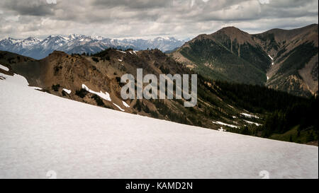 Vista dalla coperta di neve mountain pass verso eldorado e la neve-picco gamma dickson (sud chilcotin mountain Park, British Columbia, Canada). Foto Stock