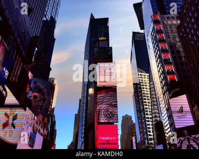 Elettronica di cartelloni pubblicitari in Times Square NYC, Stati Uniti d'America Foto Stock