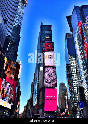 Elettronica di cartelloni pubblicitari in Times Square NYC, Stati Uniti d'America Foto Stock