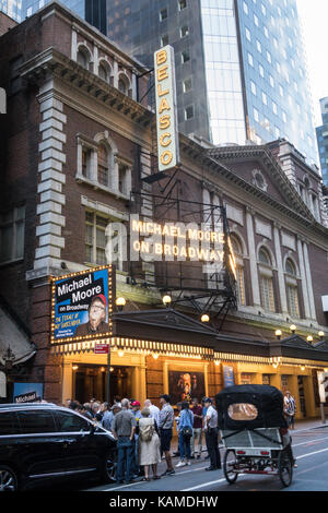 Belasco Theatre Marquee dotate di 'Michael Moore su Broadway', NYC Foto Stock