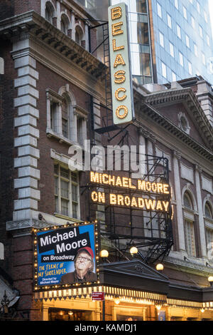 Belasco Theatre Marquee dotate di 'Michael Moore su Broadway', NYC Foto Stock