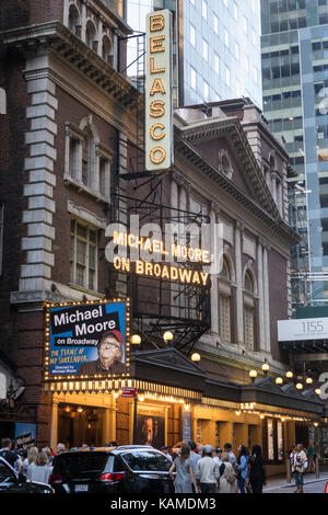 Belasco Theatre Marquee dotate di 'Michael Moore su Broadway', NYC Foto Stock