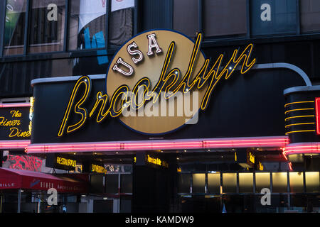 Il Brooklyn diner tendone al neon, Times Square NYC, Stati Uniti d'America Foto Stock