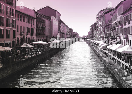 Il fiume dei Navigli e mercato, Milano, Italia Foto Stock