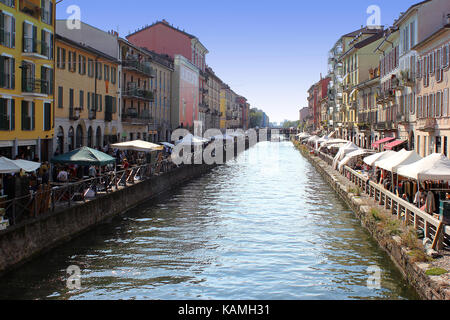 Il fiume dei Navigli e mercato, Milano, Italia Foto Stock