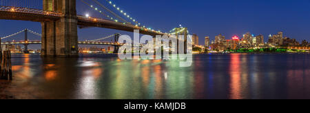 Sera vista panoramica del lungofiume di Brooklyn con il Manhattan Bridge e il Ponte di Brooklyn. Dumbo, Brooklyn, New York City