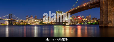 Sera vista panoramica di Brooklyn Riverfront tra il Manhattan Bridge e il Ponte di Brooklyn. Dumbo, Brooklyn, New York City