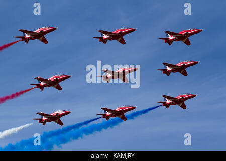 RAF frecce rosse di eseguire il loro volo visualizzazione all'Airshow di Southport in Inghilterra, Regno Unito Foto Stock