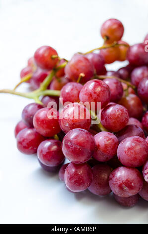 Un mazzetto di "fiamma" varietà (Vitis vinifera) uva Foto Stock