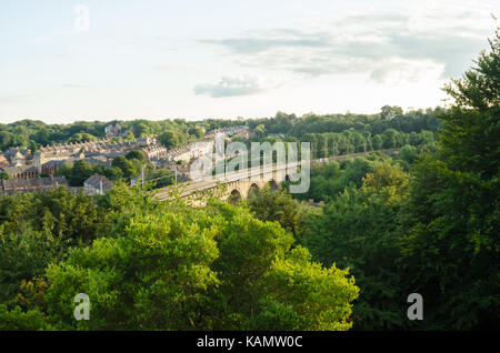 Vista in elevazione su Durham City che mostra il viadotto ferroviario che attraversa il fiume Browney Foto Stock