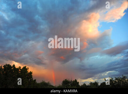 Viene visualizzata arcobaleno nel cielo di tramonto su Phoenix, Arizona. blu si fonde con colori rosa e arancio come la luce si affievolisce. Foto Stock