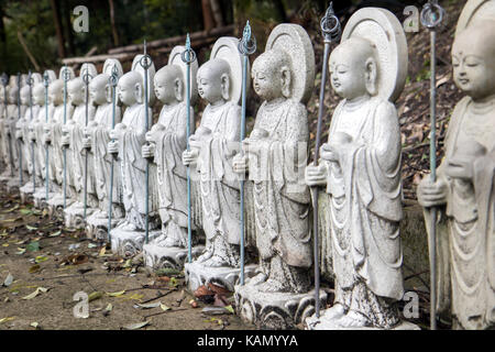 Una serie di piccole statue di Buddha in un parco giapponese, Kyoto, Giappone. Foto Stock