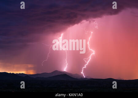 Lightning storm in the desert at sunset near Tucson, Arizona Foto Stock