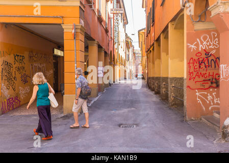 I turisti a piedi attorno a Bologna portici nel centro storico della città di Bologna. Regione Emilia Romagna, Italia settentrionale. Foto Stock
