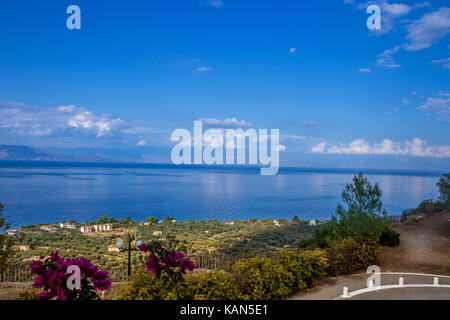 Vista mare da una casa ideale nella natura in cima della montagna il cielo blu e fiori Foto Stock