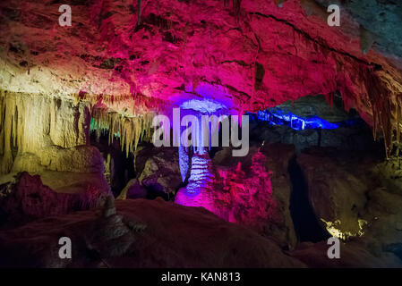 Stalattiti e stalagmiti illuminati nella grotta di Ngilgi a Yallingup Foto Stock