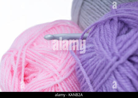 La maglieria e attrezzature a crochet isolati su sfondo bianco Foto Stock
