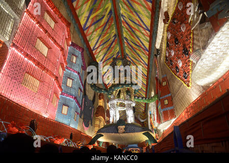 Kolkata, India. 26 Sep, 2017. vista interna del pandal o fase temporanea in sikdar bagan sadharan durgotsov, Kolkata. Decorazione di pandals o stadio provvisorio e durga idolo sikdar a bagan sadharan durgotsov una comunità puja festival durante il durga puja festival il 26 settembre 2017 in Kolkata. Credito: saikat paolo/Pacific press/alamy live news Foto Stock