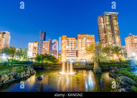 Taipei, Taiwan - 15 luglio: questa è una vista notturna di daan Forest park natura con alto e moderno city edifici sulla luglio 15, 2017 in Taipei Foto Stock