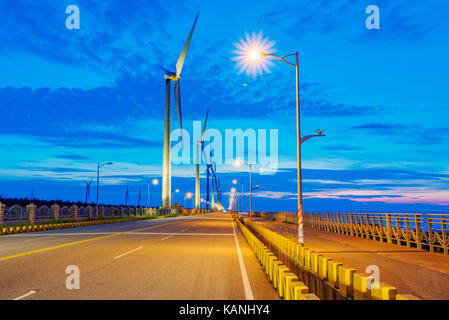 Le turbine eoliche di notte in zone umide gaomei Foto Stock