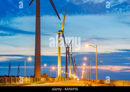 Le turbine eoliche di notte in zone umide gaomei Foto Stock