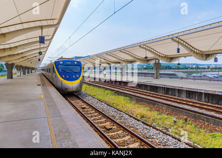 Taichung, Taiwan - 19 luglio: questo è un tipico taiwanese che il treno è arrivato alla stazione zuoyin sulla luglio 19, 2017 in taichung Foto Stock