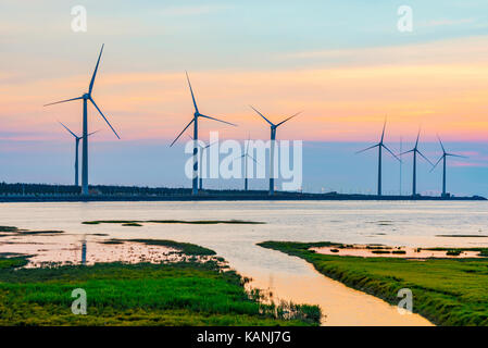 Vista panoramica delle zone umide gaomei turbine eoliche durante il tramonto Foto Stock