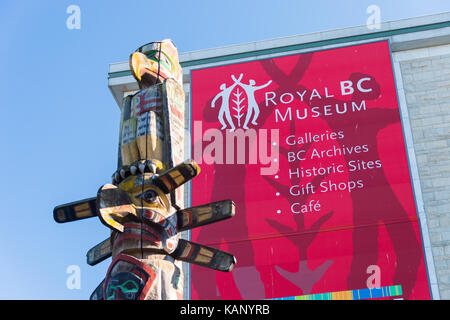 Victoria, BC, Canada - 11 settembre 2017: la facciata della Royal BC Museum con un totem pole in primo piano Foto Stock