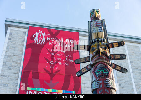 Victoria, BC, Canada - 11 settembre 2017: la facciata della Royal BC Museum con un totem pole in primo piano Foto Stock