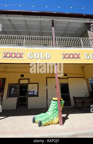 Spazzatura nella forma di un dinosauro piede nella piccola città rurale di Winton, Queensland, QLD, Australia Foto Stock