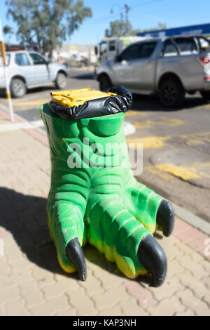 Spazzatura nella forma di un dinosauro piede nella piccola città rurale di Winton, Queensland, QLD, Australia Foto Stock