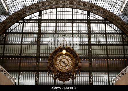 Museo d' Orsay orologio, Victor Laloux, sala principale , Parigi - Francia ospitato nell'ex gare d'Orsay, un beaux-arts stazione ferroviaria . Foto Stock