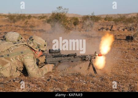 US Army Soldier sparando M240B MITRAGLIATRICE Foto Stock