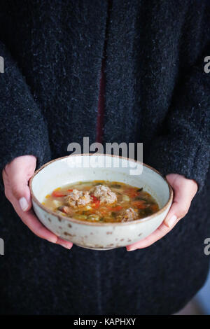 Un tradizionale sopu rumeno acidato con verdure e polpette Foto Stock