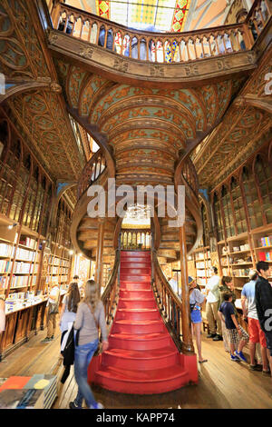 Porto, Portogallo - Luglio 07, 2017: alta vista angolare di scale all'interno del famoso bookshop lello e irmao, considerata come una delle più belle d'Europa Foto Stock