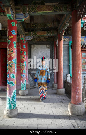 Il mongolo uomo nel XIII secolo e in stile abbigliamento nei pressi di un tempio di Ulaanbaatar Foto Stock